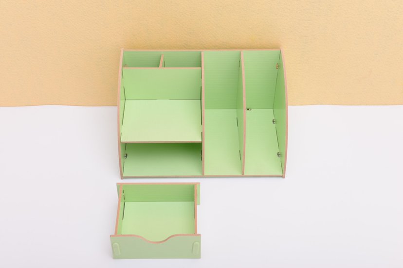 DIY drevený organizér na písacie potreby a dokumenty so zásuvkou zelená farba